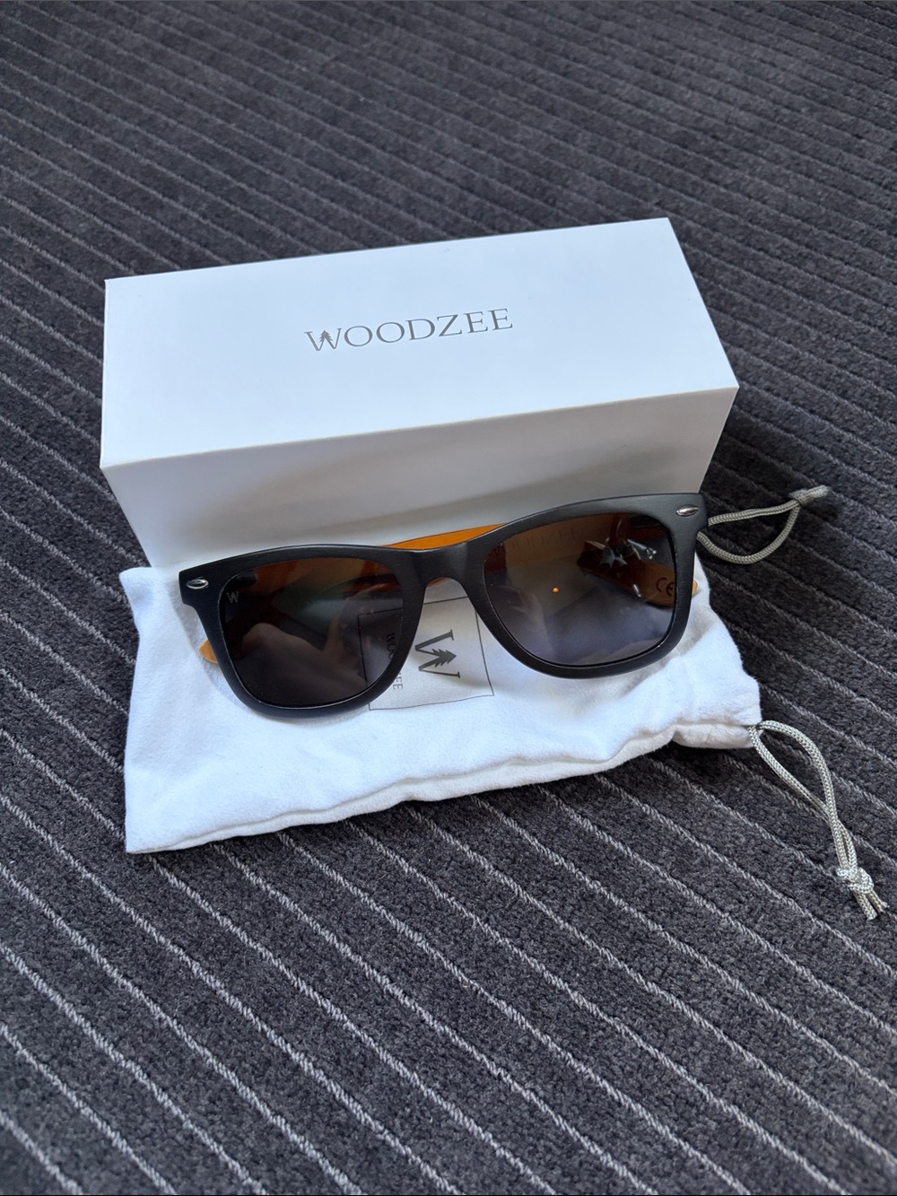 WOODZEE Black Frame Sunglasses with Brown Gradient Lenses - brand new